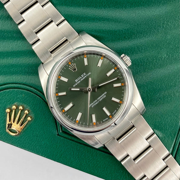 Waar staat het serienummer van de Rolex?