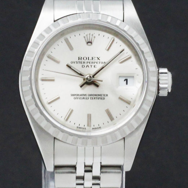 Rolex Oyster Perpetual Lady Date 69190 - 2003 - Rolex horloge - Rolex kopen - Rolex dames horloge - Trophies Watches